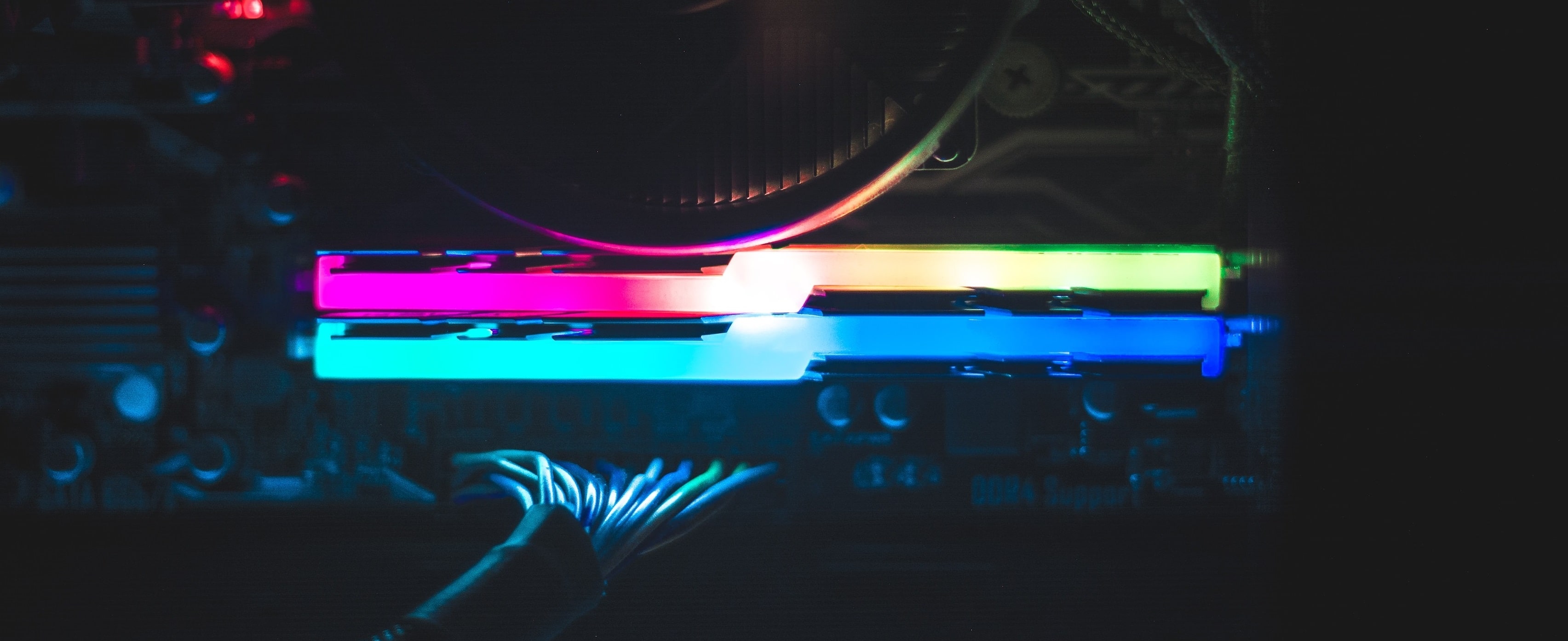 Модули оперативной памяти DDR4 на материнской плате