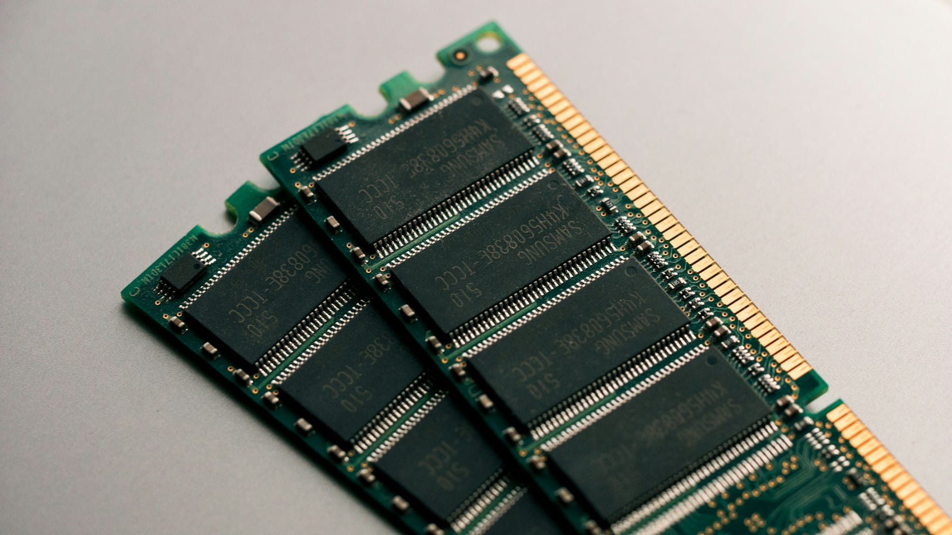 Сравнение размеров модулей DIMM и SO-DIMM