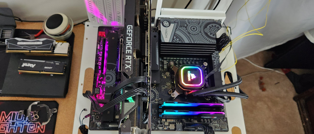 ASRock Z790 Taichi Lite установлена в нашем тестовом стенде, пока мы проводим тесты производительности. Обратите внимание на светящуюся RGB-подсветку под нижним радиатором M.2 SSD.