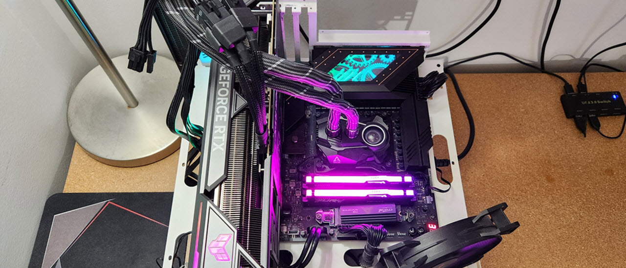 Материнская плата ASRock X870E Taichi, установленная в открытом тестовом стенде. Это более доступная плата, но она все еще предлагает высококачественные функции, такие как мотив шестеренок с RGB-подсветкой в области O, показанной в верхней части этого изображения.